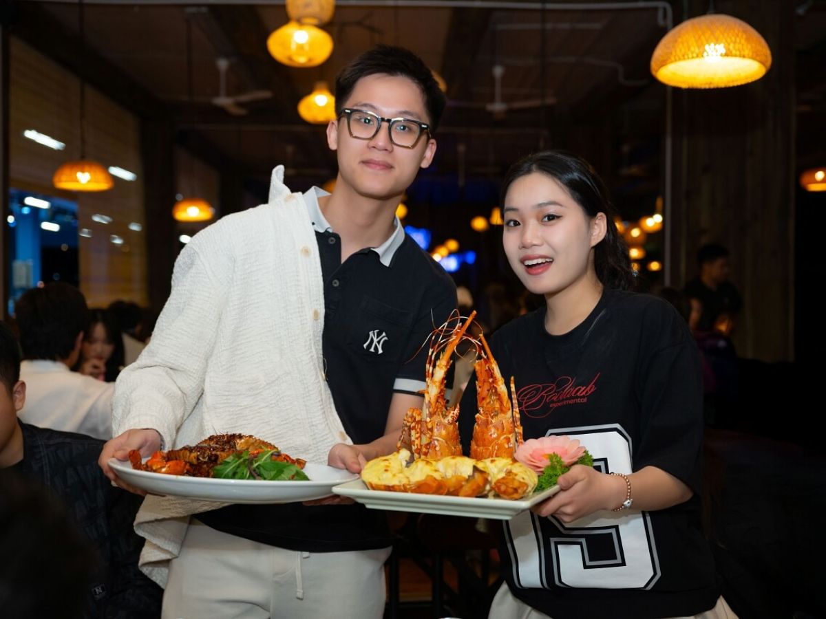 Nhiều nhà hàng chất lượng gần bãi tắm Hòn Gai.