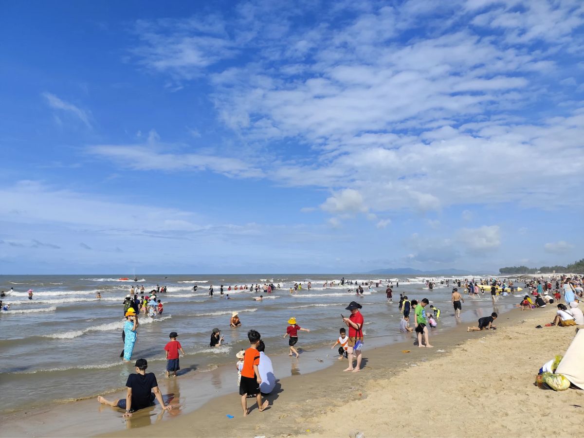 Bãi tắm Hòn Gai phù hợp đối tượng du khách khi tắm biển.