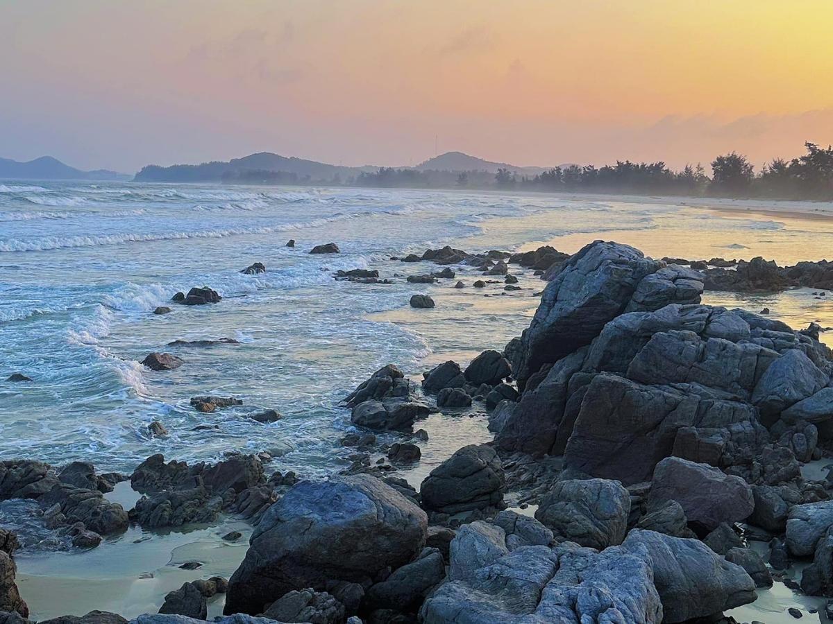 Minh Châu xứng đáng được mệnh danh là “hòn ngọc xanh” của biển Vân Đồn.