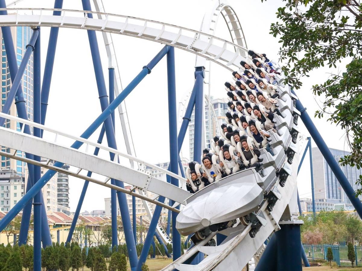 Nhờ bạn đồng hành chụp giúp ở đúng vị trí và mạnh dạn thử các kiểu tạo dáng sáng tạo.