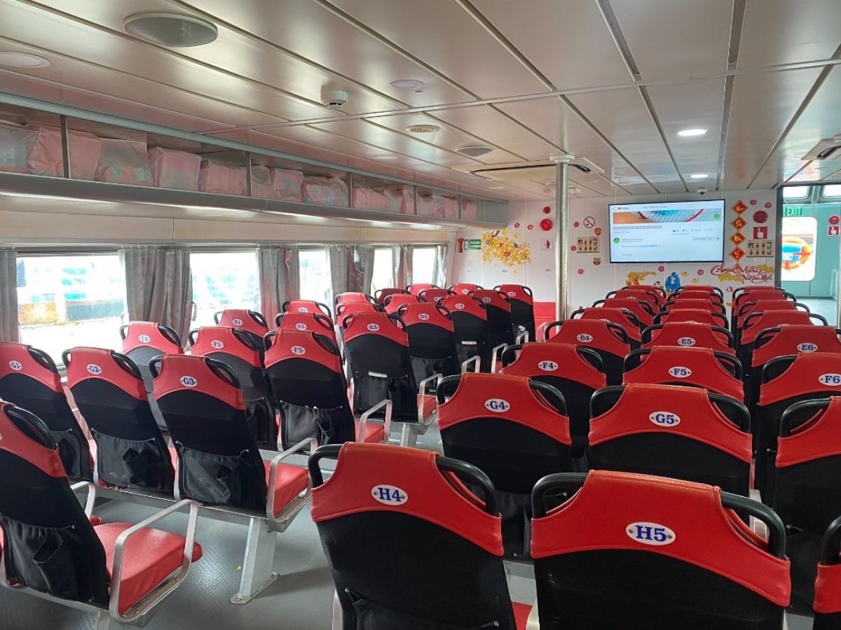 Du khách hoàn toàn có thể chọn tàu cánh ngầm từ Hải Phòng để thử cảm giác mới lạ trên hành trình đến Biển Trà Cổ.