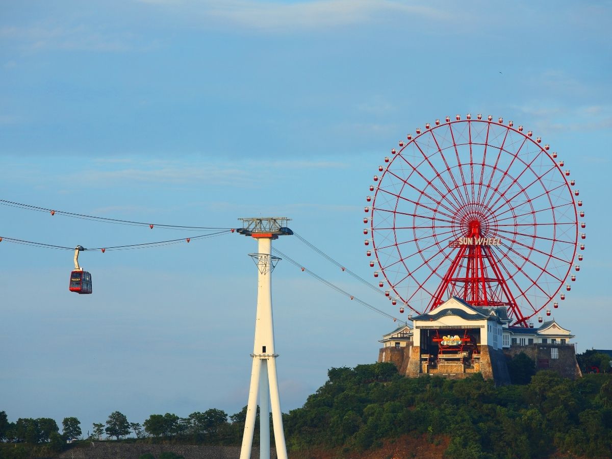 Trải nghiệm Cáp treo Nữ Hoàng và Vòng quay Mặt Trời ngắm toàn cảnh vịnh Hạ Long từ trên cao.