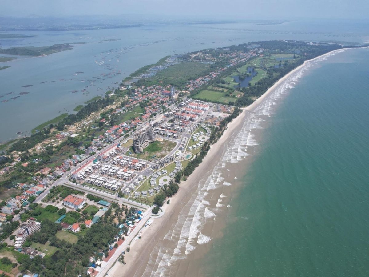 Điểm nổi bật của Biển Trà Cổ là đường bờ biển kéo dài được xem là bãi biển dài nhất tại Việt Nam.