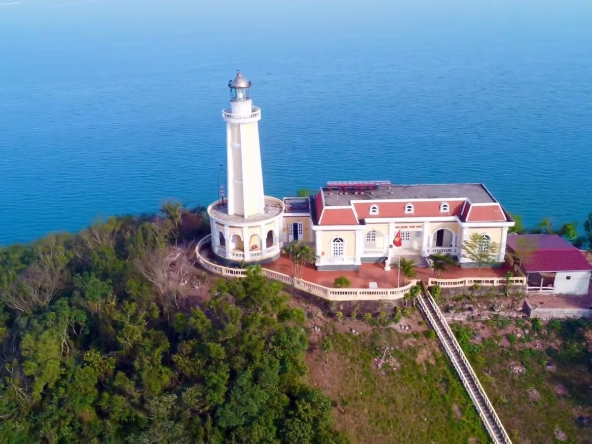 Ẩn mình sâu trong vịnh Bắc Bộ, Đảo Vĩnh Thực thuộc địa phận tỉnh Quảng Ninh.