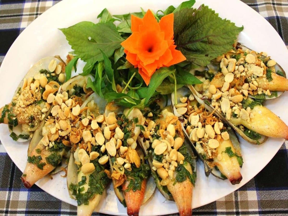 Đến Đảo Vĩnh Thực, nhất định bạn phải thử tu hài nướng mỡ hành thơm ngậy.