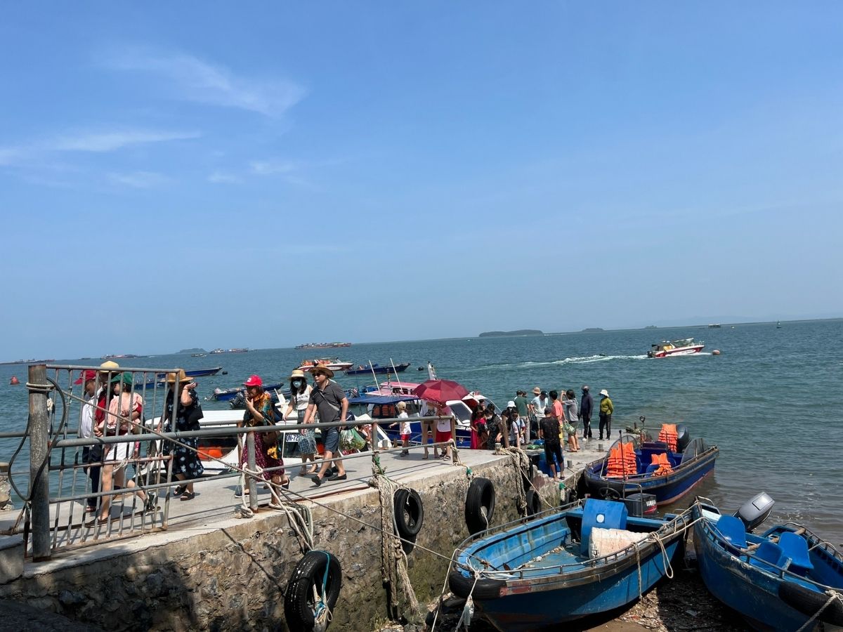 Du khách sẽ đi từ bến cảng Mũi Ngọc tại đây có tàu gỗ, cano và đò máy liên tục phục vụ.