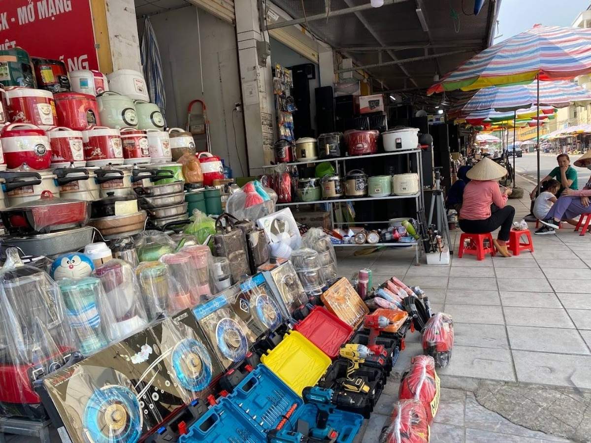 Nguồn hàng tại Chợ trung tâm Móng Cái rất đa dạng, nổi bật nhất là các sản phẩm nội địa Trung Quốc.
