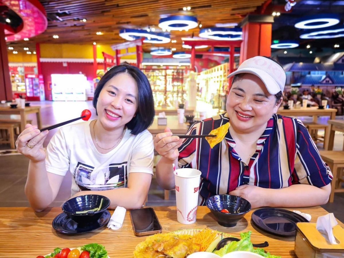 Sau buổi sáng vui chơi thỏa thích, du khách có thể thưởng thức bữa trưa buffet phong phú ngay tại Sun World Ha Long.