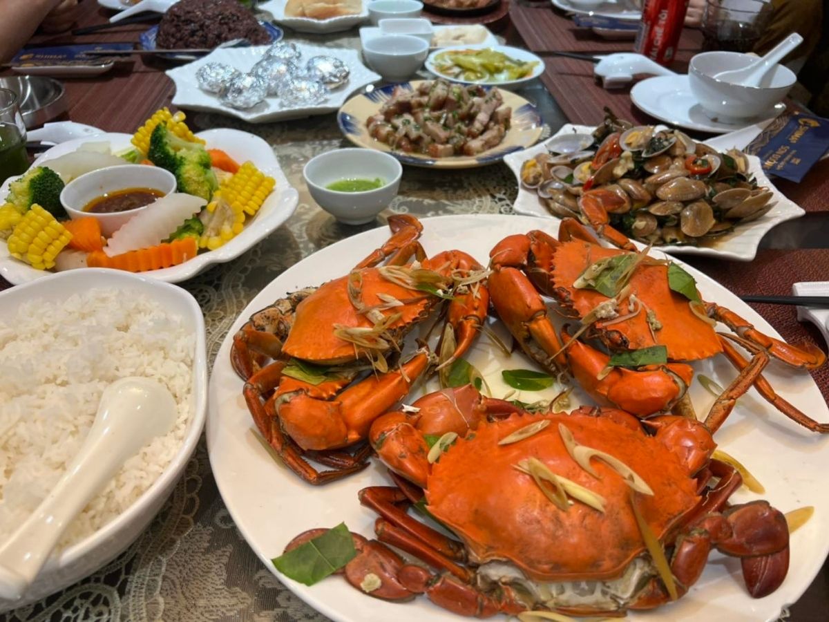 Hầu hết món ăn trong ẩm thực Quảng Ninh được chế biến nhằm giữ vị tươi nguyên bản, đặc biệt với hải sản.