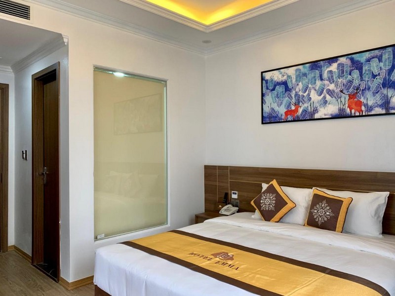Khách sạn Hotel Emma Ha Long với phòng ngủ và nội thất mới, sạch sẽ.