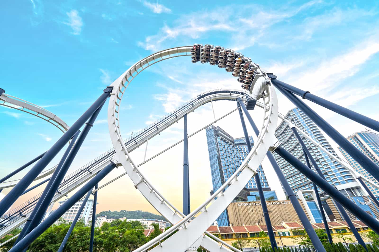 Phi long thần tốc là trò chơi được nhiều du khách yêu thích tại công viên Rồng.