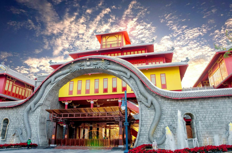 Lối vào hoành tráng của Công viên Rồng