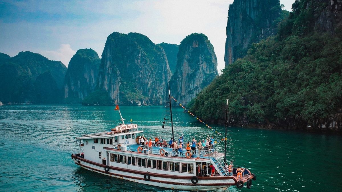 Tàu du lịch chở khách đi khám phá vịnh.