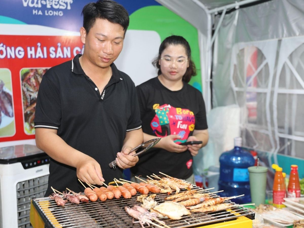 Hải sản chính là "vua" của chợ đêm Hạ Long với đa dạng các loại. (Nguồn: Tạp chí Doanh nghiệp và Tiếp thị)