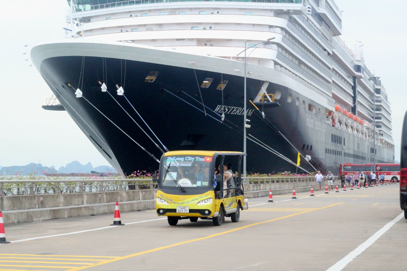 Dịch vụ xe buýt đón khách đi tham quan tại Cảng