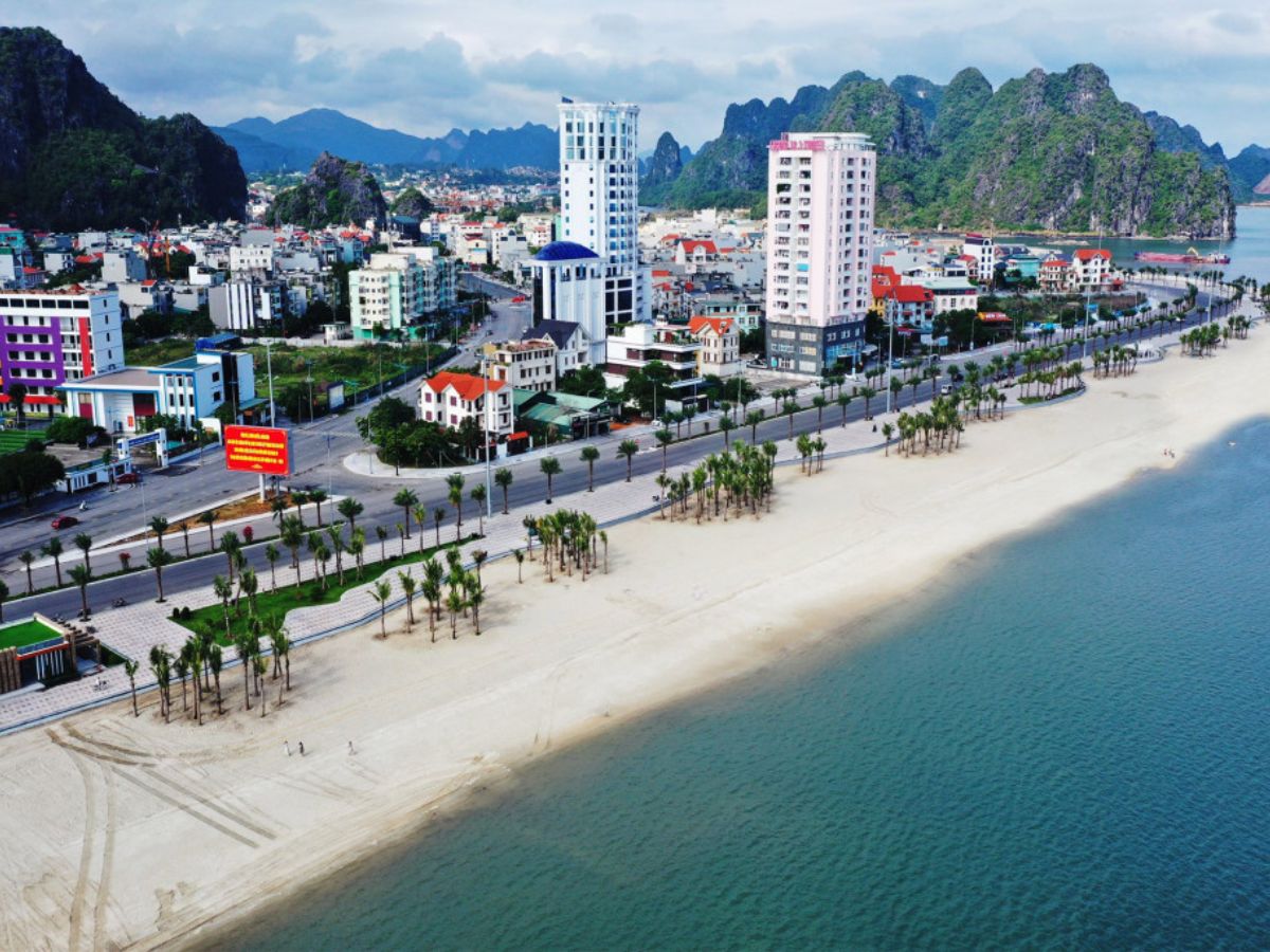 Bãi tắm Hòn Gai thanh bình, nước trong xanh có bờ cát trải dài