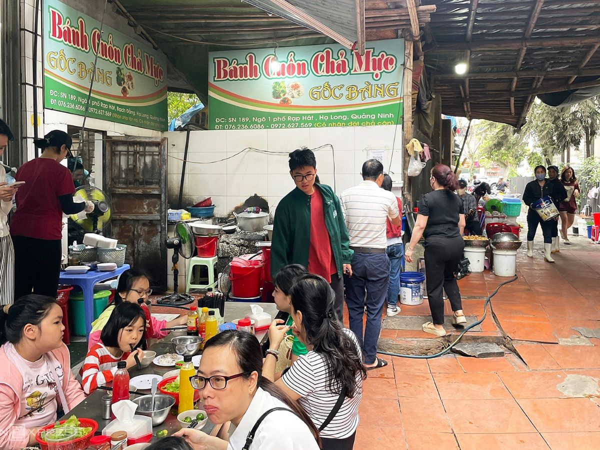 Nếu muốn mua chả mực Hạ Long xịn về làm quà, có thể mua trực tiếp tại quán Gốc Bàng.