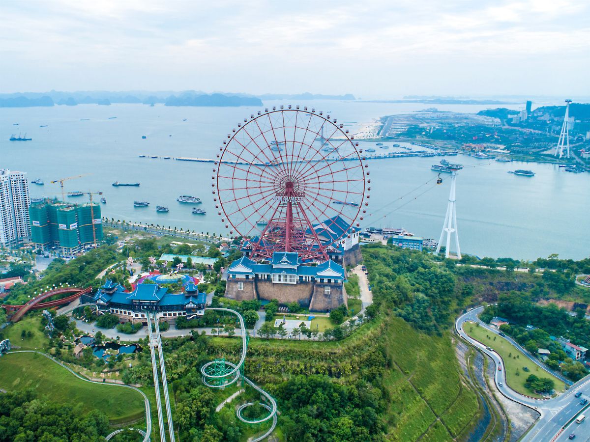 Cáp treo Nữ Hoàng nhìn từ xa.