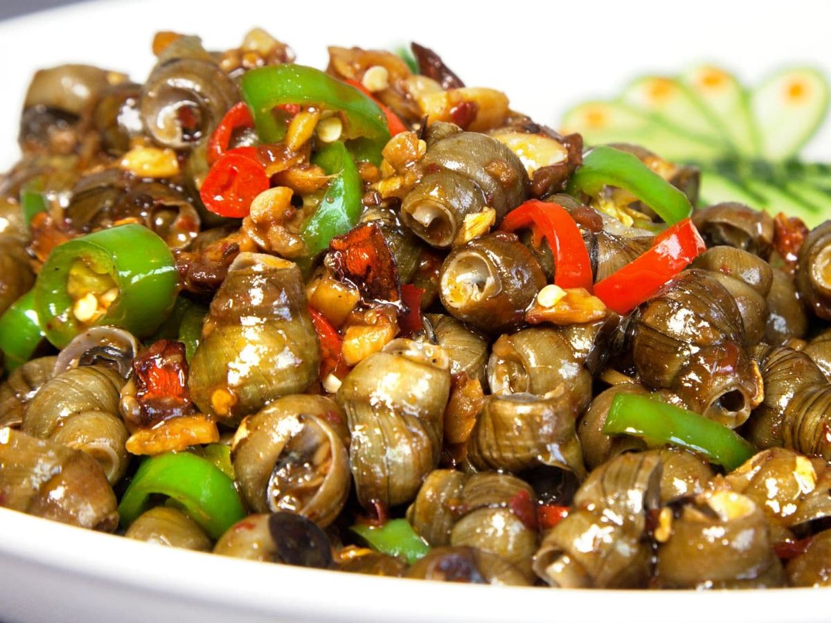 Thưởng thức món ngon tại quán Yên Ốc