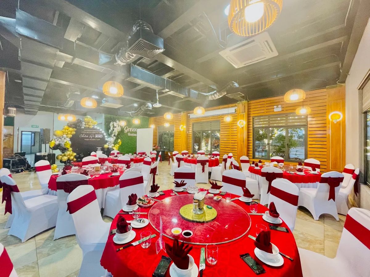 Green Hạ Long có không gian rộng rãi, tinh tế với hơn 100 món Á – Âu mang hương vị biển Quảng Ninh