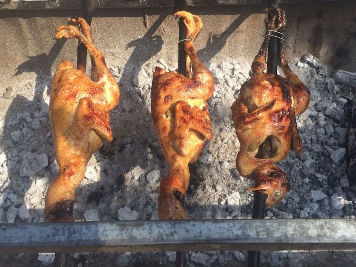 Gà Lôi Âm nướng món ăn mang hương vị núi rừng quyện trong khói than hoa.