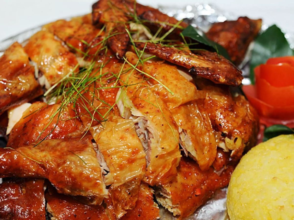 Những quán nhỏ ven suối dưới chân chùa Lôi Âm là nơi món gà nướng dân dã ra đời và gắn bó với người dân xứ mỏ.