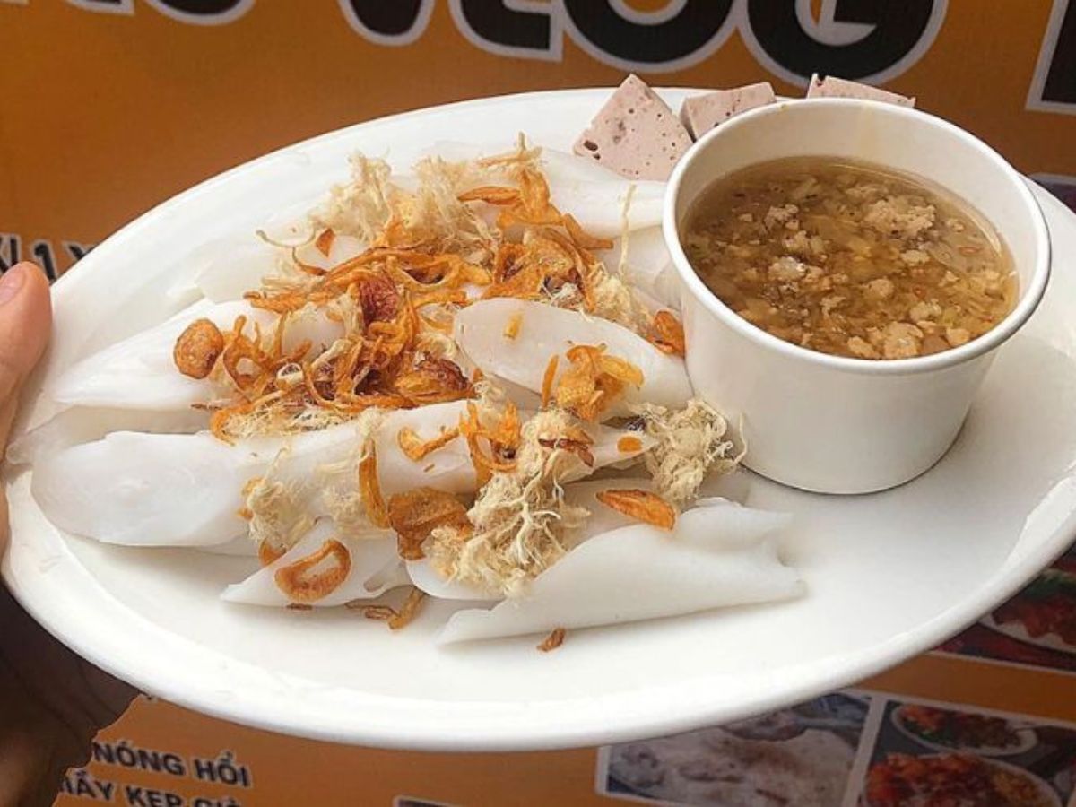 Những cuộn bánh gật gù mềm dẻo, trắng mịn mời gọi thực khách.