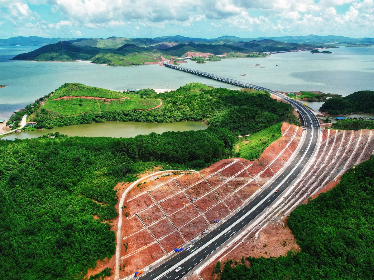 Con đường nối Hạ Long – Tiên Yên uốn lượn giữa núi rừng hùng vĩ.