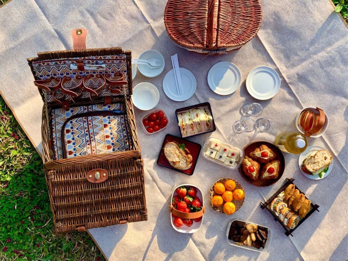 Lên kế hoạch chuẩn bị đồ ăn, nước uống và vật dụng cắm trại cho chuyến đi thác Mơ