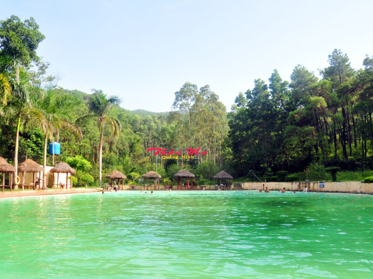 Bể bơi nhân tạo 1.000m² giữa thiên nhiên tại khu du lịch thác Mơ.