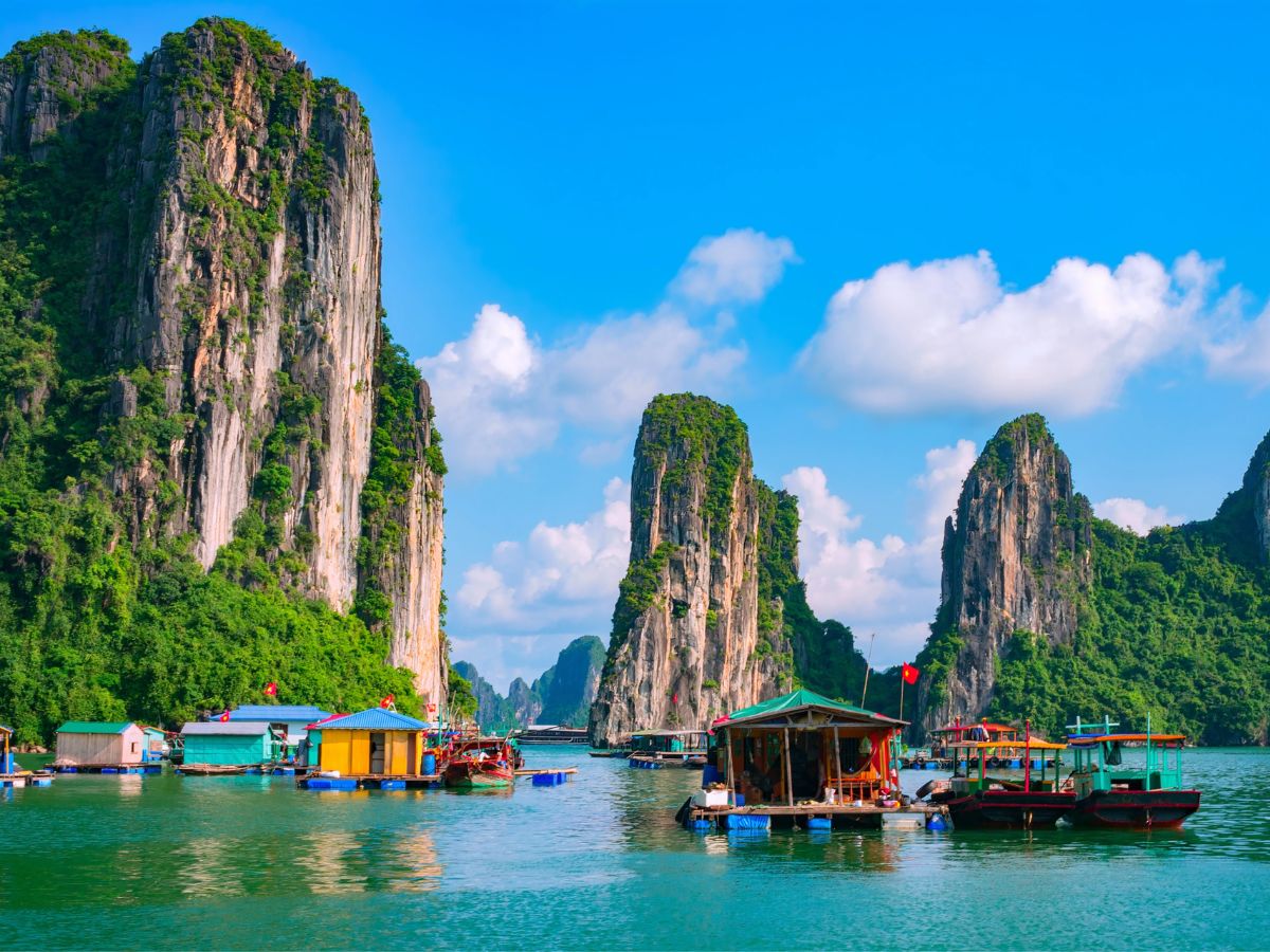 Hòn Gai hội tụ vẻ đẹp thiên nhiên, văn hóa và nhịp sống hiện đại của thành phố biển Quảng Ninh.