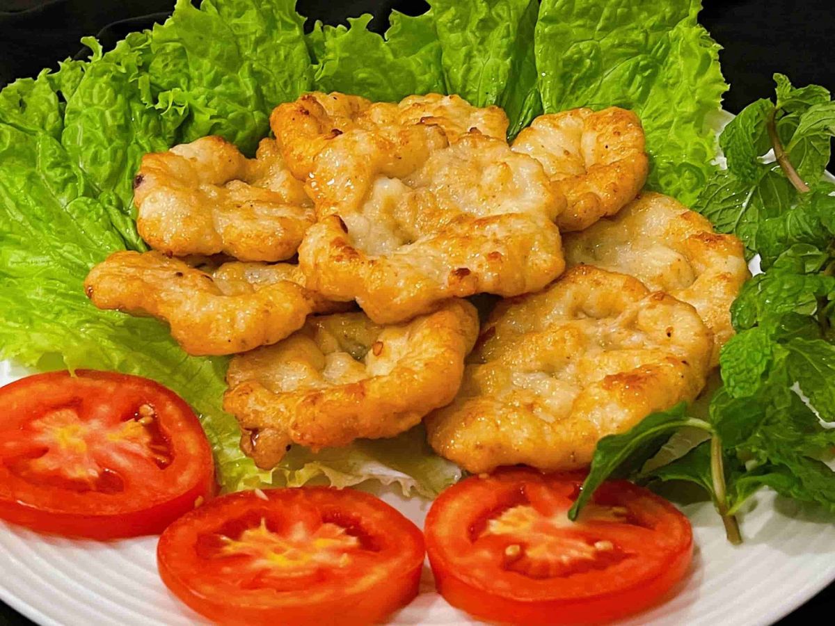 Chả mực giã tay vàng ruộm, đặc sản biểu tượng của ẩm thực Hạ Long