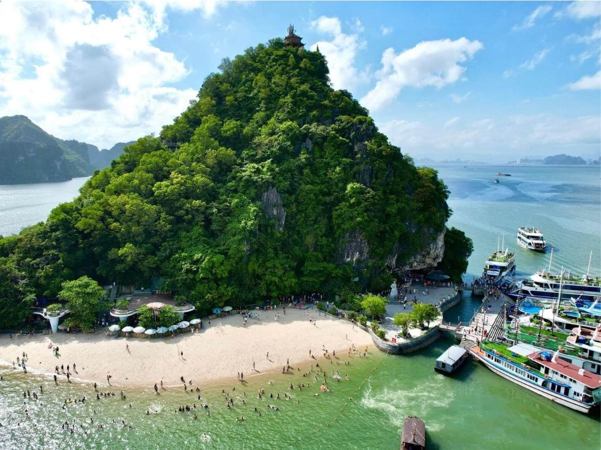 Ti Tốp là hòn đảo được đánh giá là đẹp nhất vịnh Hạ Long.