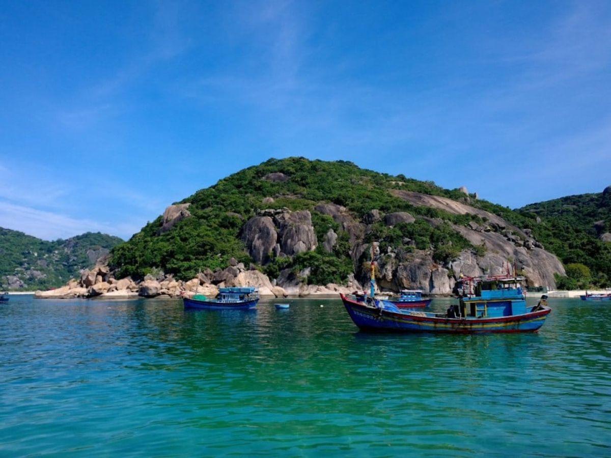 Không chỉ níu chân khách du lịch&nbsp;Quảng Ninh bằng vẻ đẹp mộc mạc, thanh bình, đảo Ngọc Vừng còn là một dấu son đậm nét trong dòng chảy lịch sử dân tộc