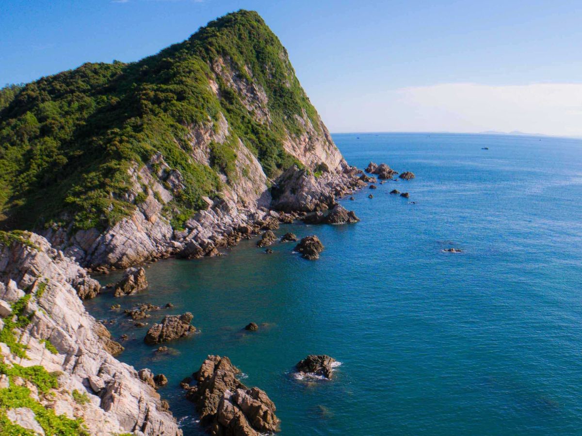 Đảo Quan Lạn là một hòn đảo thuộc vịnh Bái Tử Long, nổi tiếng với vẻ đẹp hoang sơ, những bãi biển trong xanh, cát trắng mịn