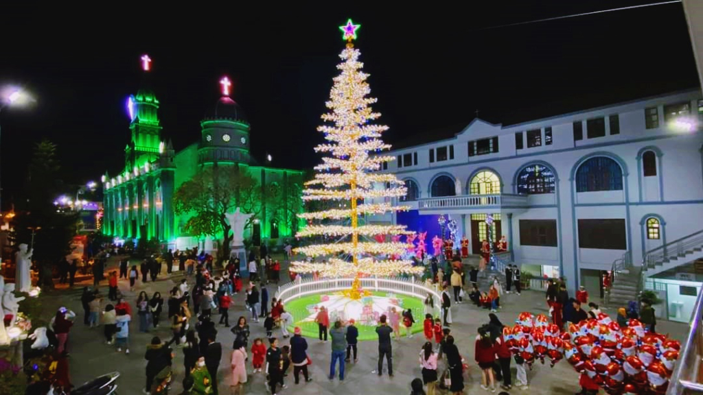 Du khách tập trung quanh Nhà thờ Hòn Gai mùa Giáng sinh.