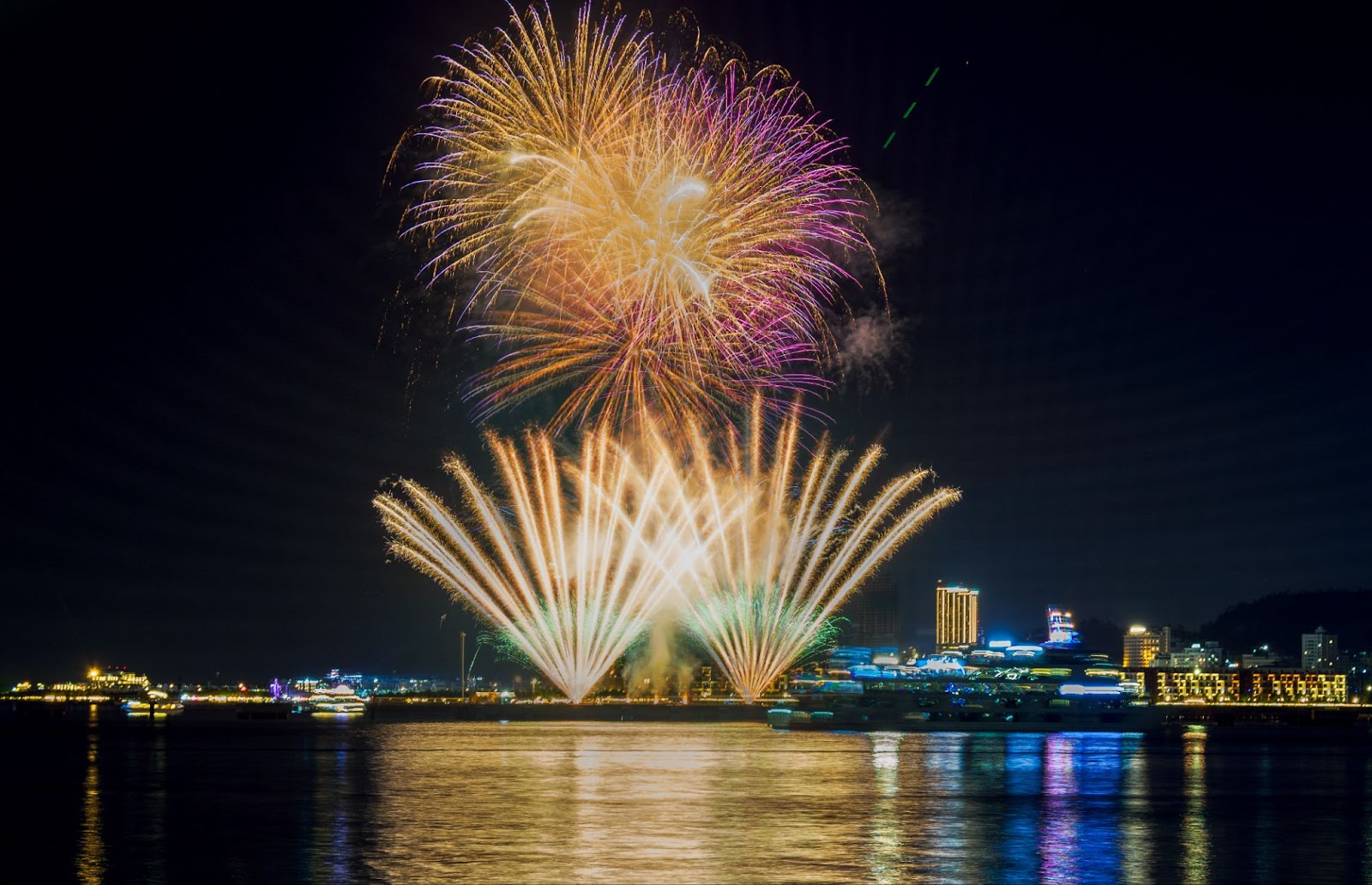 Màn bắn pháo hoa mỗi tối thứ 6 và 7 ở Sun Elite City thắp sáng bầu trời Hạ Long.