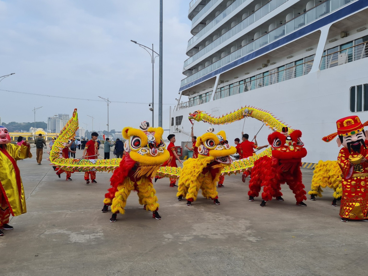Mỗi dịp tết đến, Cảng Hạ Long luôn tạo bất ngờ cho du khách bởi những hoạt động thú vị.