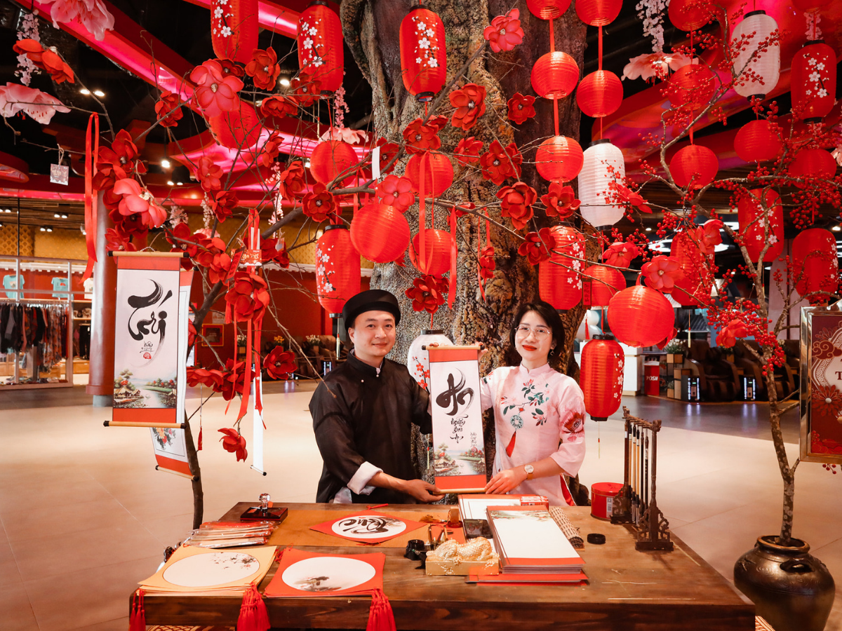 Hoạt động tặng chữ, viết thư pháp vô cùng ý nghĩa tại Sun World Ha Long nhân dịp năm hết tết đến.