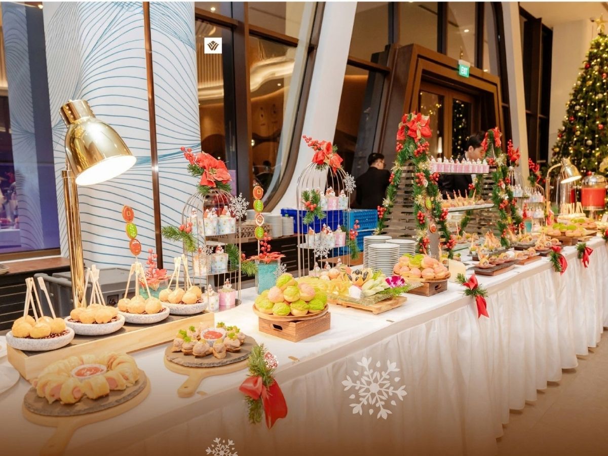 Khởi động cho mùa lễ hội, sự kiện thắp sáng cây thông Noel diễn ra tại nhiều điểm như Wyndham Garden Sonasea Van Don.