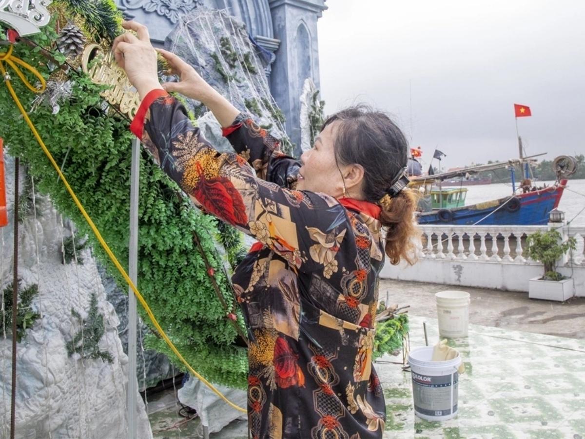 Khuôn viên nhà thờ lung linh hơn bao giờ hết nhờ cây thông cao 8 mét được khoác lên hơn 2.000 bóng đèn led rực rỡ