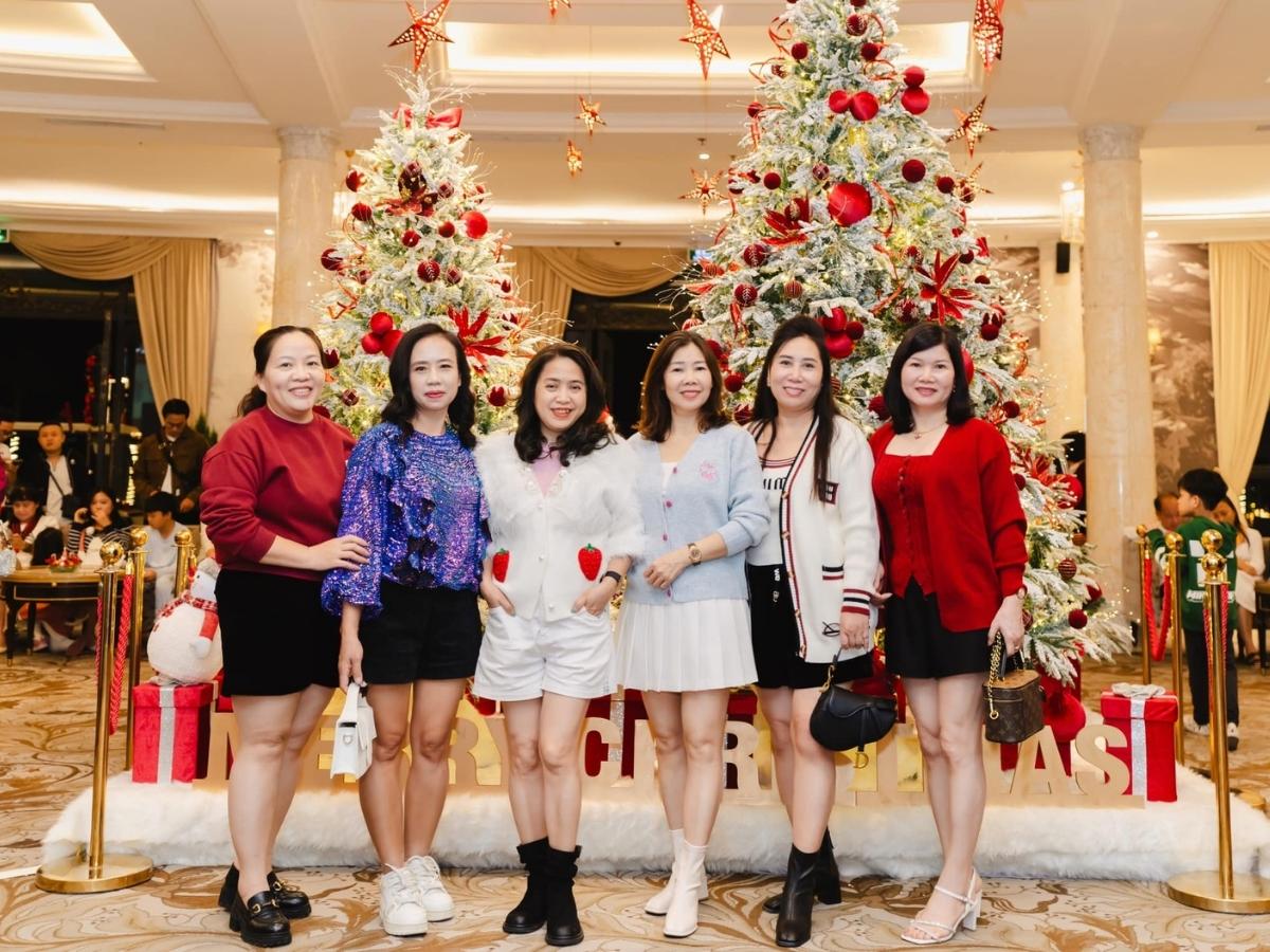 Vinpearl Resort & Spa Ha Long mang lại trải nghiệm chụp ảnh Noel ở Quảng Ninh sang trọng với không gian trang trí phong cách châu Âu cổ điển.