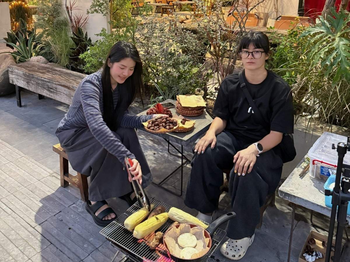 Các quán cà phê nhỏ ven phố được trang trí phong cách mùa đông, mang lại không gian lý tưởng cho các cặp đôi vừa trò chuyện vừa chụp ảnh.