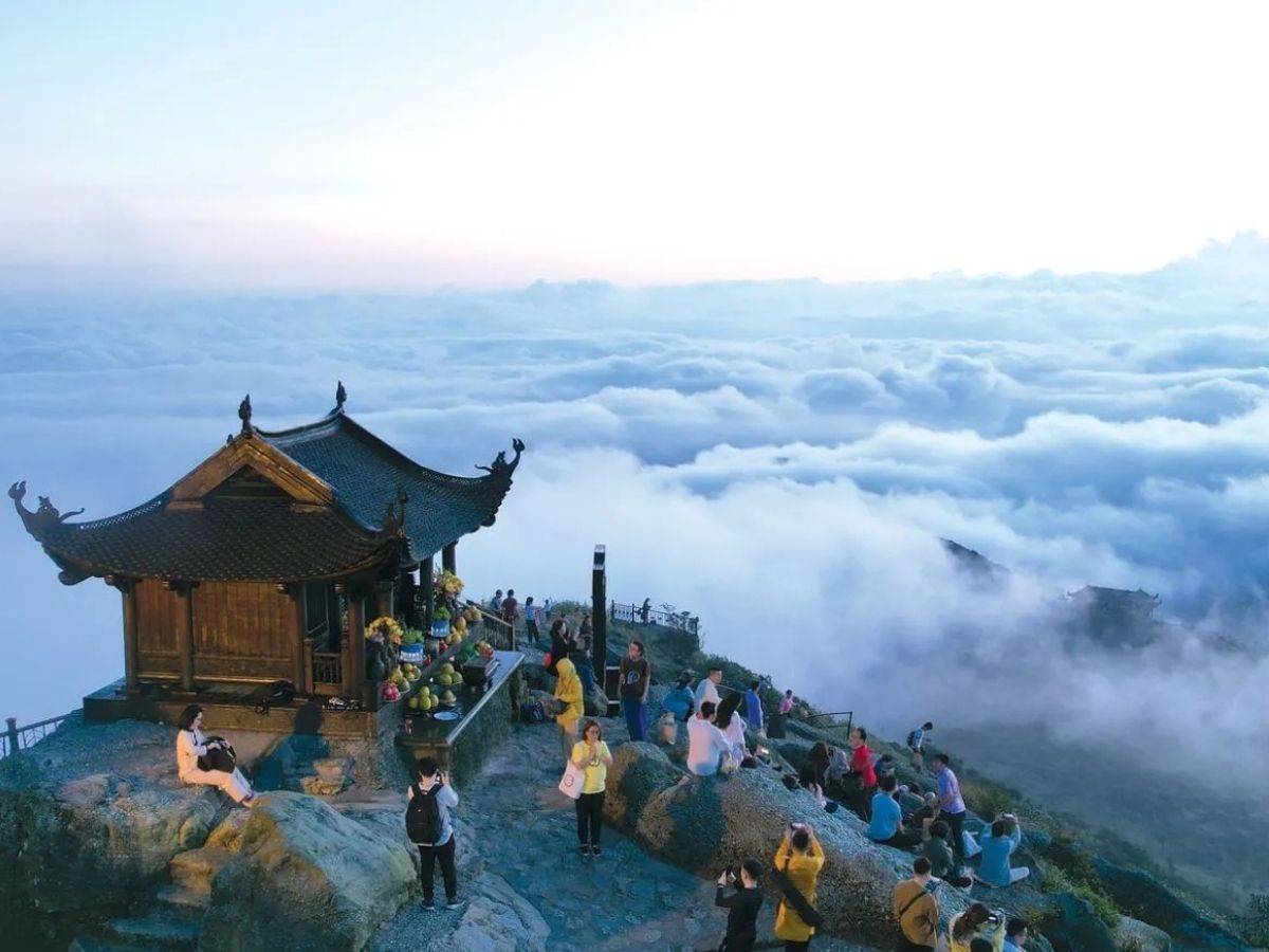 Quảng Ninh khoác lên mình vẻ đẹp riêng biệt khi Vịnh Hạ Long di sản thiên nhiên thế giới hiện ra giữa làn sương.