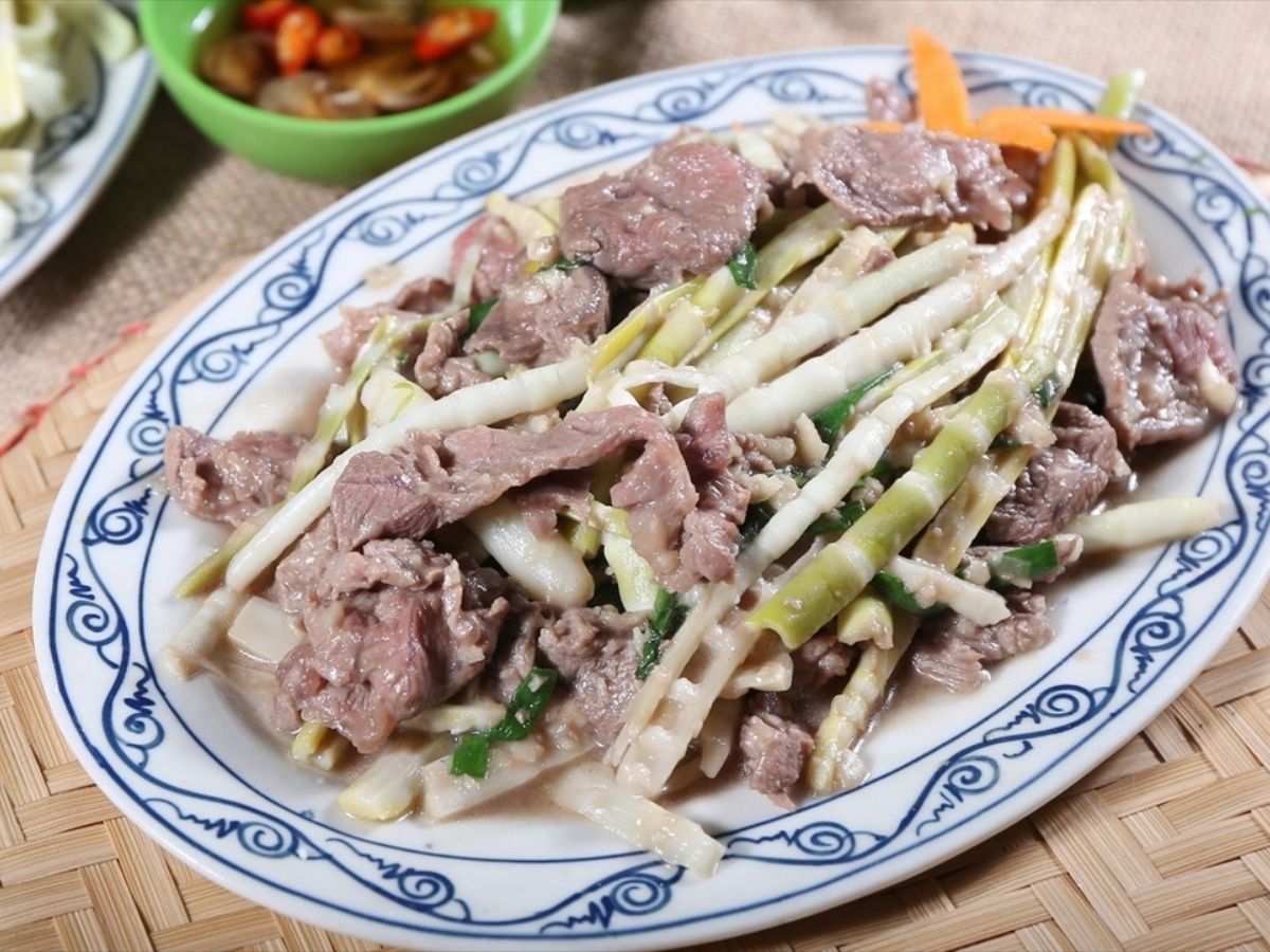 Măng trúc Yên Tử được khai thác từ các rừng trúc trên núi, có vị ngọt thanh, dùng chế biến nhiều món ăn hấp dẫn.