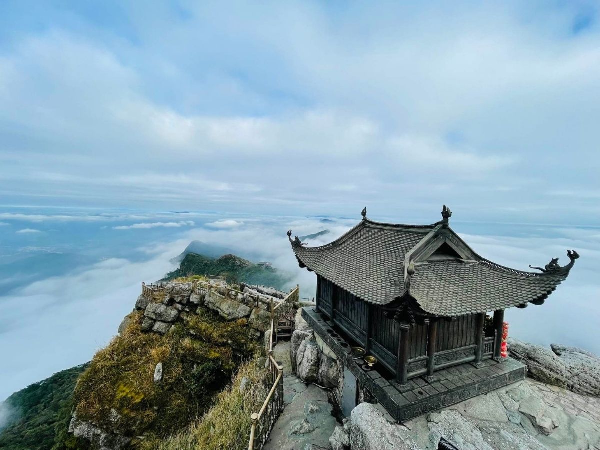 Yên Tử vào dịp đầu xuân trở thành điểm đến linh thiêng, thu hút hàng nghìn người hành hương.