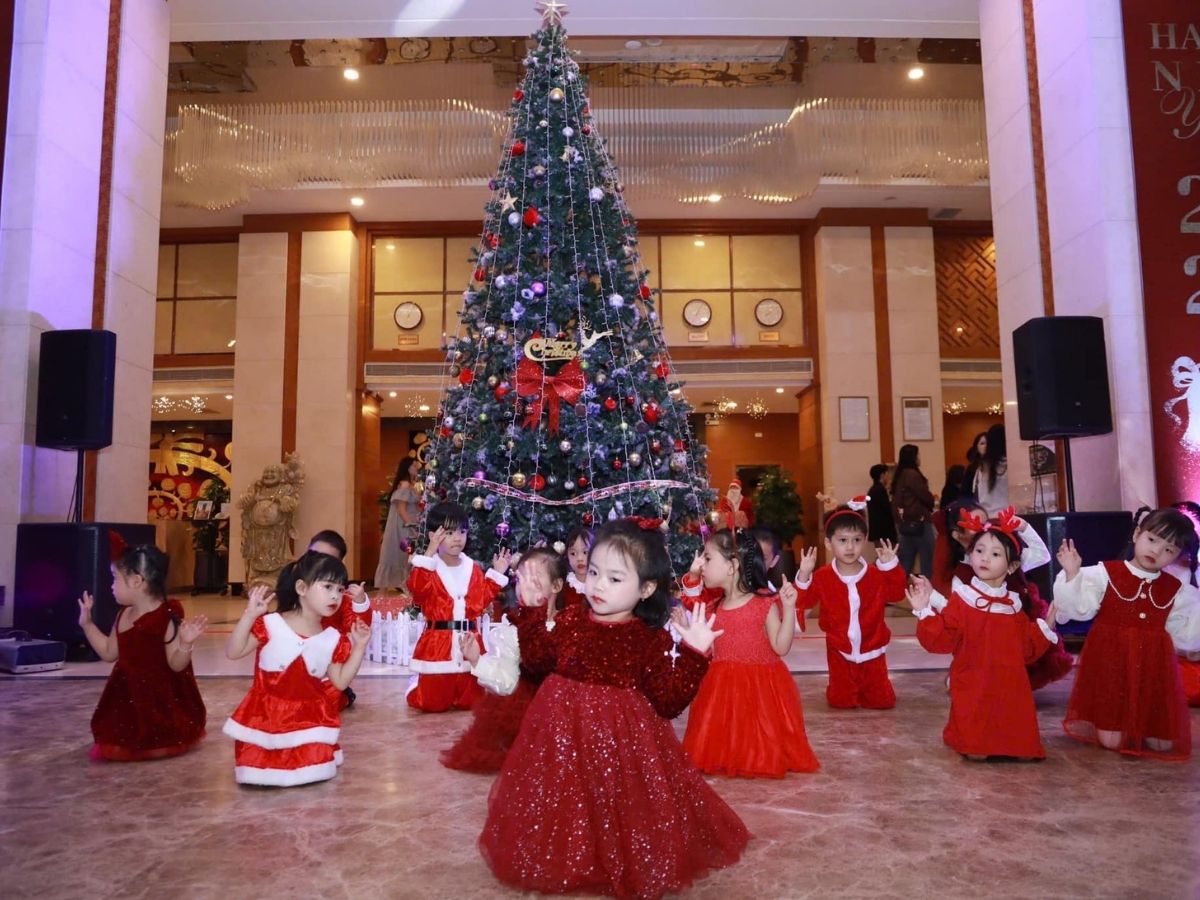 Mường Thanh Luxury Quảng Ninh Hotel gây ấn tượng bằng concept "Royal Christmas" kết hợp nét đẹp hoàng gia châu Âu với yếu tố truyền thống Việt.