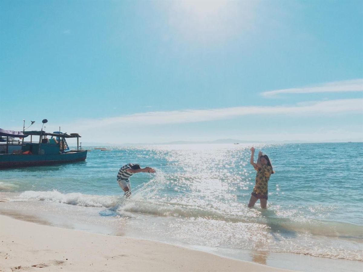 Bãi tắm Hồng Vàn Đồng Tiến Cô Tô Quảng Ninh là điểm du lịch hấp dẫn