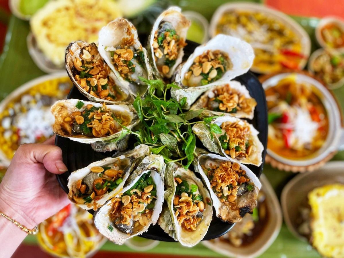 Thưởng thức hải sản tươi ngon tại đảo Ngọc Vừng Quảng Ninh.