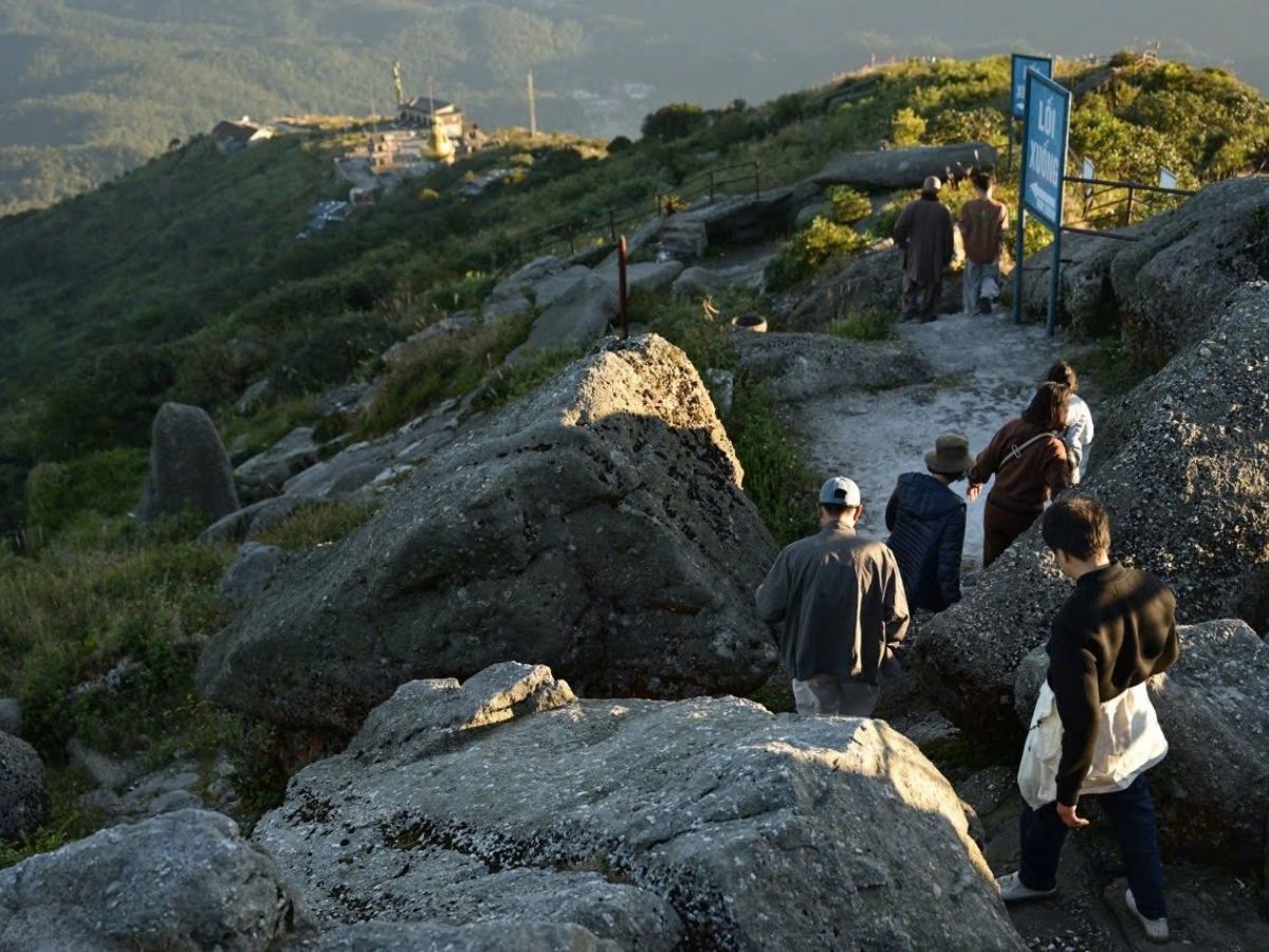 Chọn trang phục phù hợp sẽ giúp kinh nghiệm đi cáp treo Yên Tử thêm phần trọn vẹn. (Nguồn: Sưu tầm)